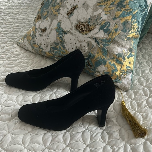 Mootsies Tootsies Black Velvet-Like Fabric Uppers Bonded Leather Soles Ladies6.5 - Picture 1 of 6